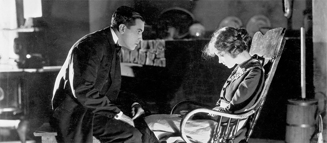 Richard Barthelmess et Lillian Gish dans A travers l'orage (1920)
