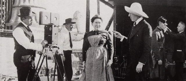 Sur le tournage d'Intolerance avec D.W. Griffith à droite (1916)
