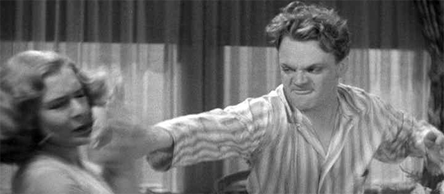 James Cagney jetant une grappe de raisins au visage de Mae Clark dans L'Ennemi Public (1931)