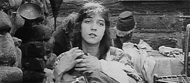 Miriam Cooper dans La naissance d'une nation (1915)