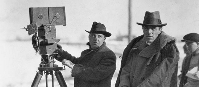 DW Griffith (à droite) sur le tournage d'A travers l'orage (1919)