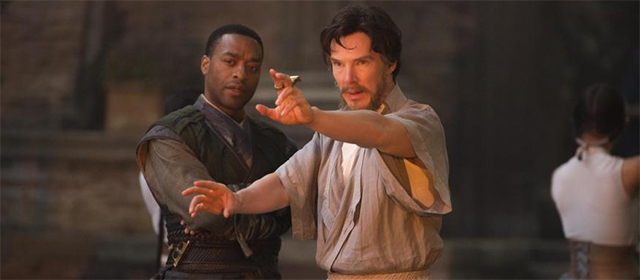 Chiwetel Ejiofor et Benedict Cumberbatch dans Doctor Strange (2016)