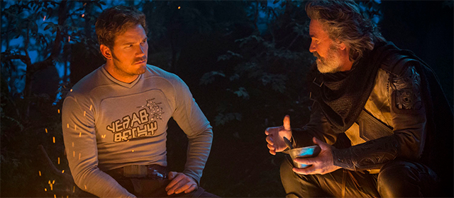 Chris Pratt et Kurt Russell dans Les Gardiens Galaxie Vol. 2 (2017)