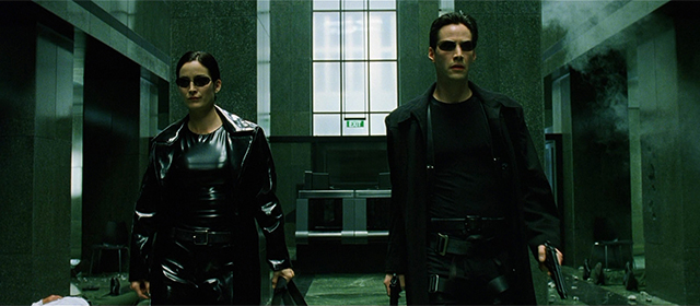 Carrie-Anne Moss et Keanu Reeves dans Matrix (1999)