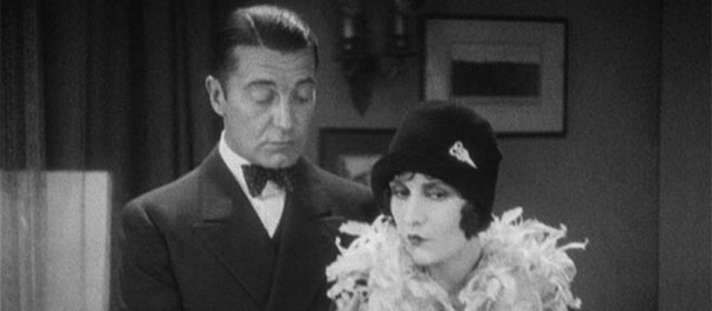 Clive Brook et Evelyn Brent dans Les Nuits de Chicago (1927)