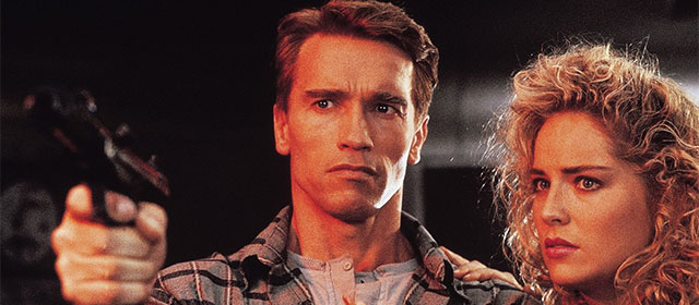 Arnold Schwarzenegger et Sharon Stone dans Total Recall (1990)