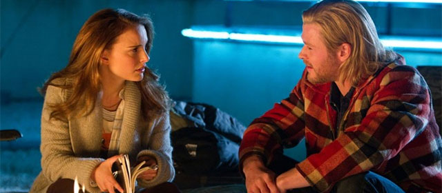 Natalie Portman et Chris Hemsworth dans Thor (2011)