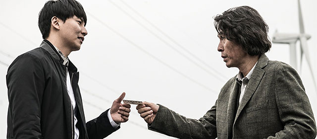 Kim Nam-gil et Sol Kyung-gu dans Memoir of a Murderer (2017)