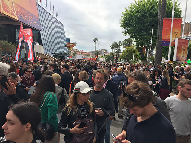 Une idée de la foule devant le Palais, quelques heures à peine avant la projection du nouveau Tarantino