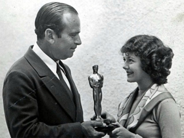 Douglas Fairbanks remettant l'Oscar de la meilleure actrice à Janet Gaynor (mise en scène, vers 1929)