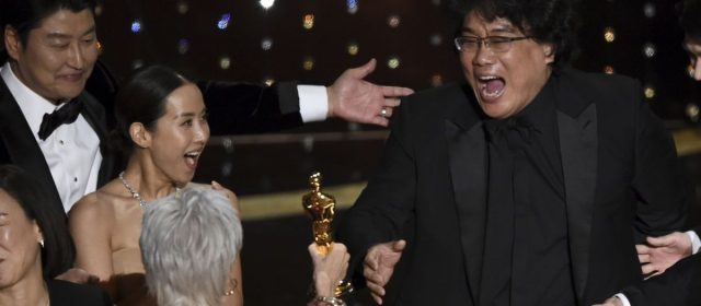Bong Joon-ho recevant l'Oscar du meilleur film aux Oscars (2020, © Chris Pizzello/AP)