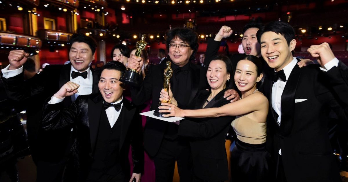 L'équipe de Parasite sacrée aux Oscars (2020, Photo : Reuters)