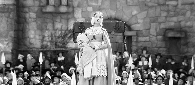 Lillian Gish dans La Lettre Écarlate (1926)