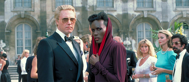 Christopher Walken et Grace Jones dans Dangereusement Vôtre (1985)
