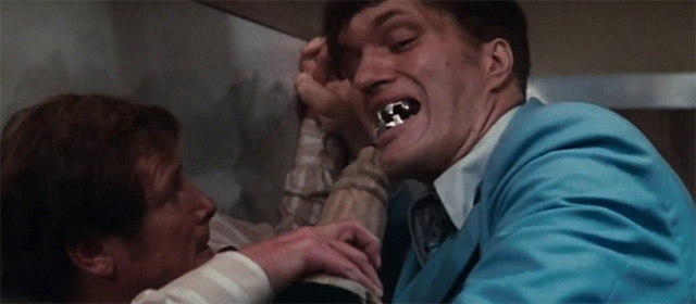 Roger Moore et Richard Kiel dans L'Espion qui m'aimait (1977)
