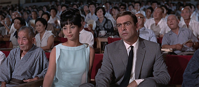 Akiko Wakabayashi et Sean Connery dans On ne vit que deux fois (1967)