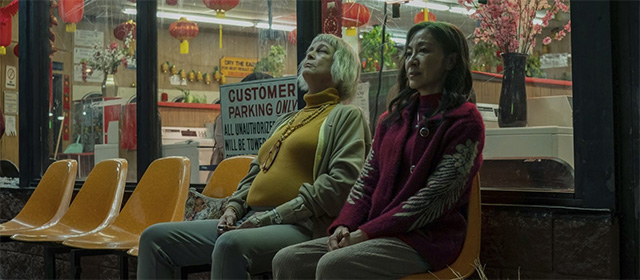 Jamie Lee Curtis et Michelle Yeoh dans Everything Everywhere All At Once (2022)